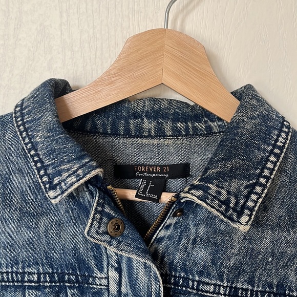 3/$30 EUC forever 21 vintage inspired acid wash bomber denim jacket in size S - Picture 3 of 7